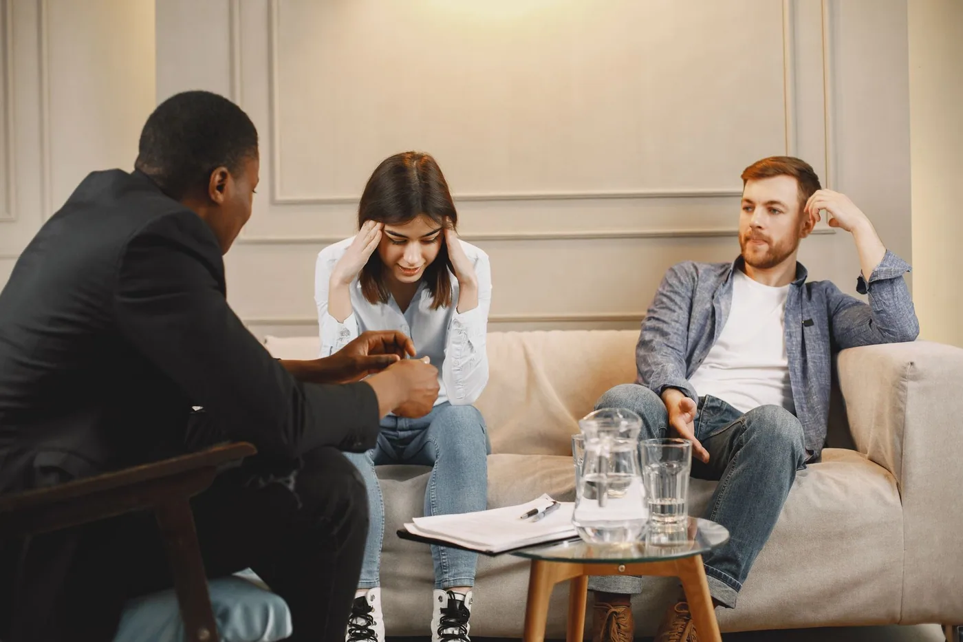 Conversacion profesional en un ambiente tranquilo